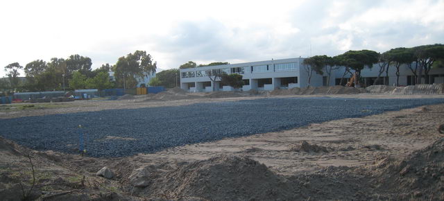 Trabajos iniciales de construcci&oacute;n de la pista deportiva de la 'Escola Gav&agrave; Mar' (14 de Junio de 2008)